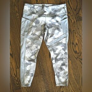Athleta Camo 7/8 Tight Leggings in Cobblestone light gray size XL